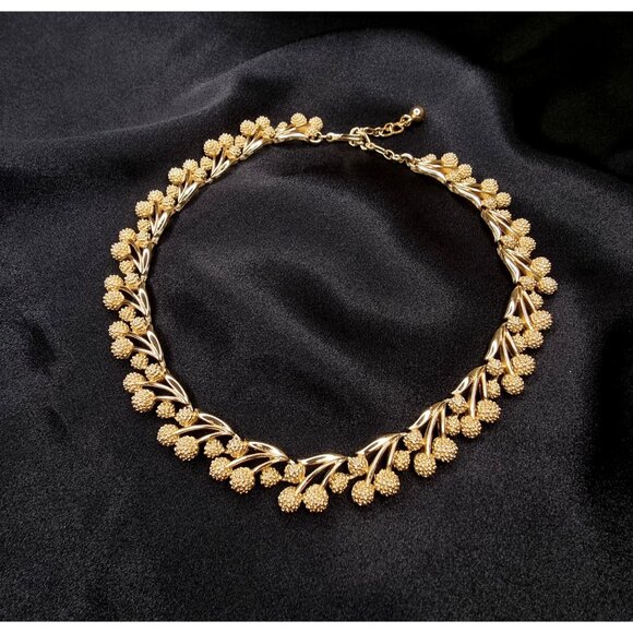 Rare Find Vintage TRIFARI 1960s Gold-Tone Flower Choker Necklace - Picture 2 of 6